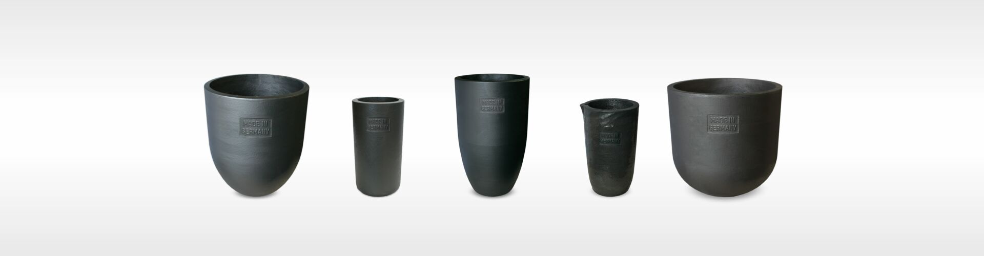 Detailaufnahme von Mammut Wetro Schmelztiegeln, die verschiedene Größen und Formen für unterschiedliche industrielle Anwendungen zeigen.