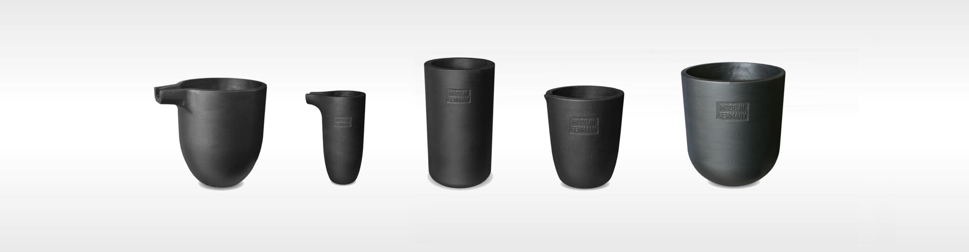 Detailaufnahme von Mammut Wetro Schmelztiegeln, die verschiedene Größen und Formen für unterschiedliche industrielle Anwendungen zeigen.